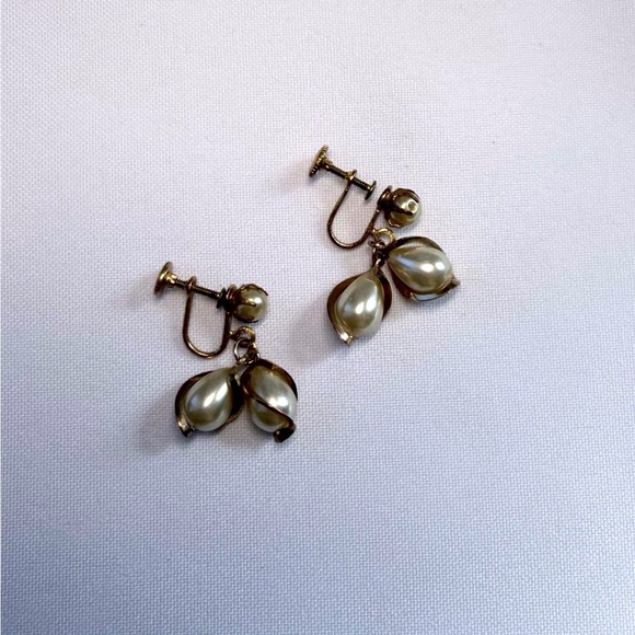 Vintage faux pearl drop earrings gold tone earrings screwback - Picture 2 of 2